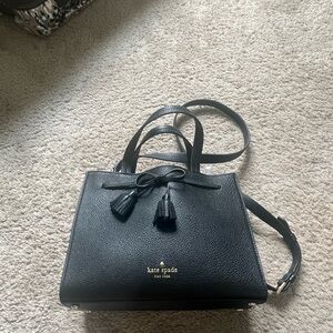Kate Spade Hayes Street Sam Ladies Medium Black Leather Crossbody Bag.